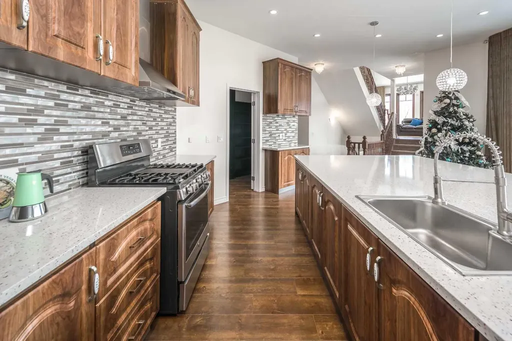 5 Elveden Point SW Calgary AB T3H 3X8