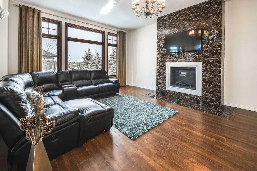 5 Elveden Point SW Calgary AB T3H 3X8