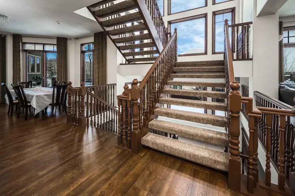 5 Elveden Point SW Calgary AB T3H 3X8