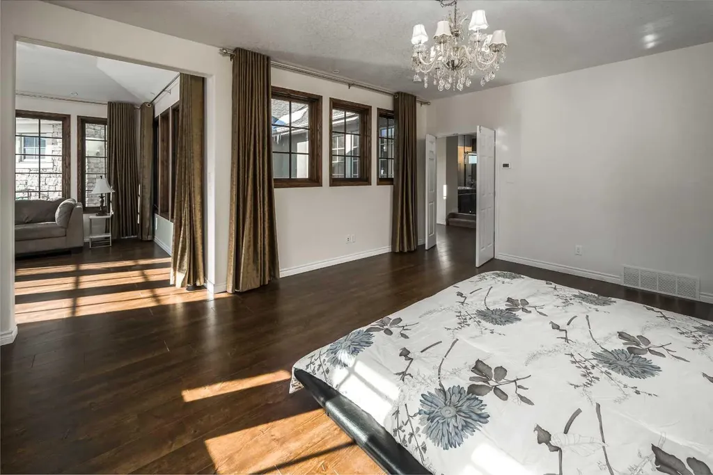 5 Elveden Point SW Calgary AB T3H 3X8