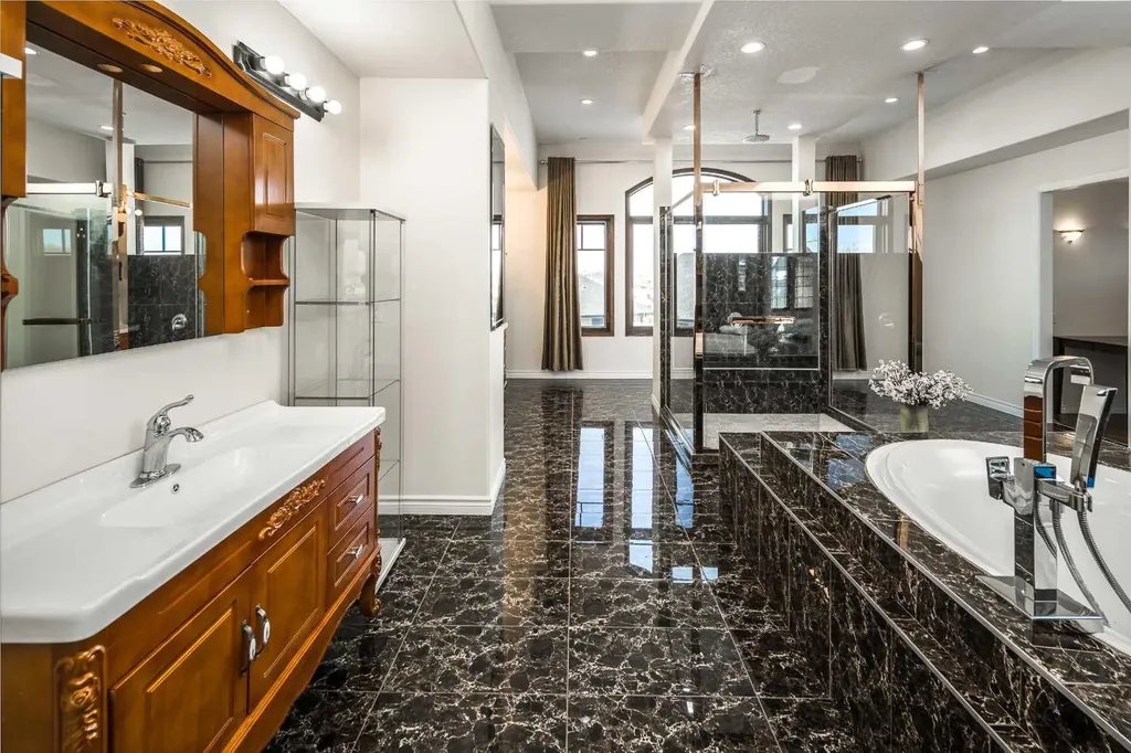 5 Elveden Point SW Calgary AB T3H 3X8