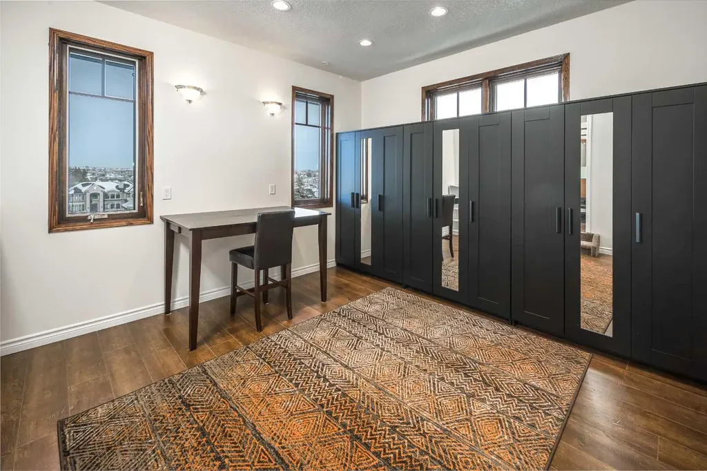 5 Elveden Point SW Calgary AB T3H 3X8