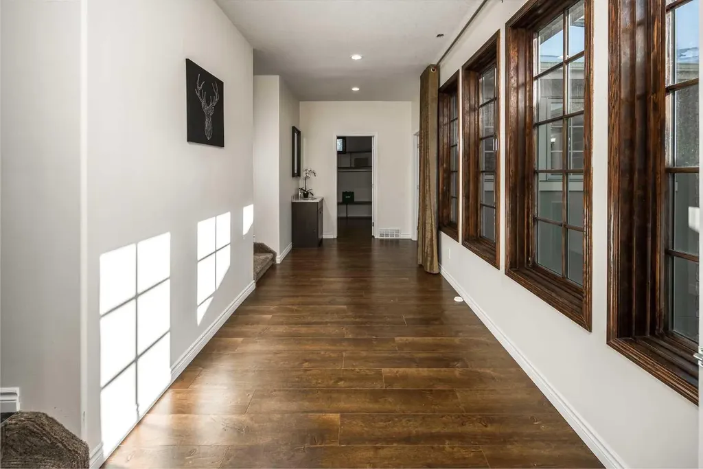 5 Elveden Point SW Calgary AB T3H 3X8