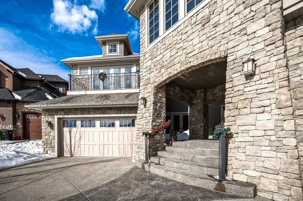 5 Elveden Point SW Calgary AB T3H 3X8