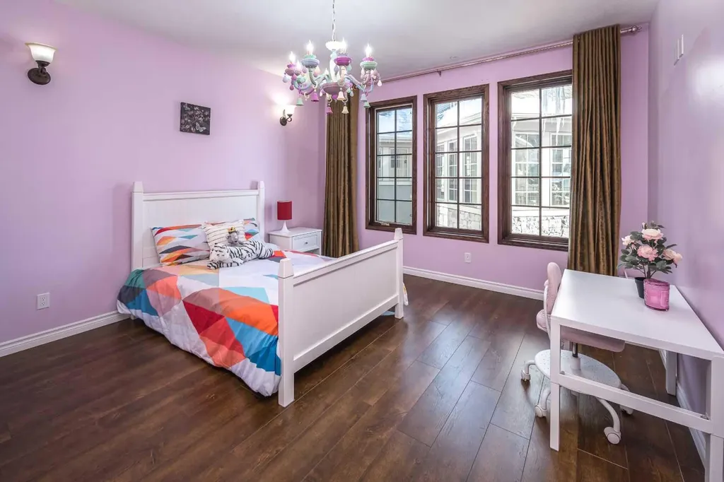 5 Elveden Point SW Calgary AB T3H 3X8