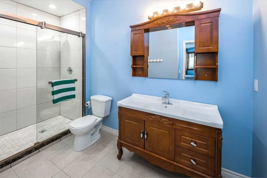 5 Elveden Point SW Calgary AB T3H 3X8
