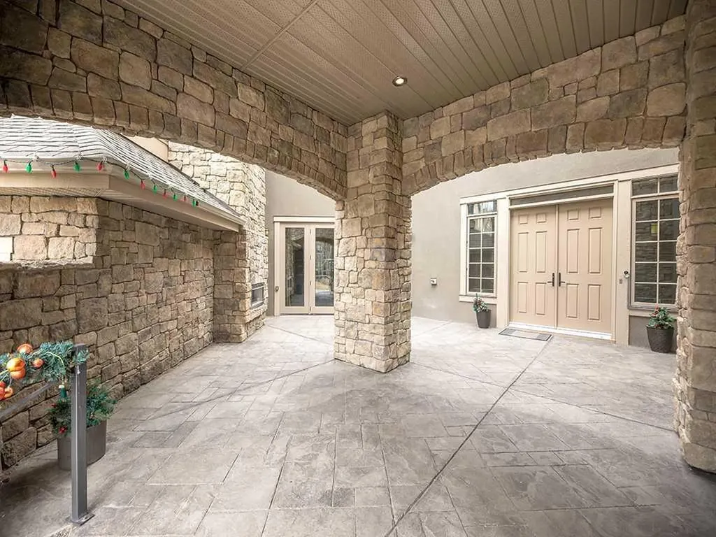 5 Elveden Point SW Calgary AB T3H 3X8