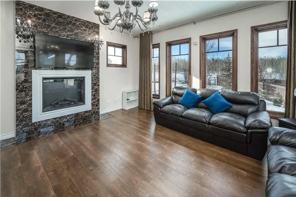 5 Elveden Point SW Calgary AB T3H 3X8