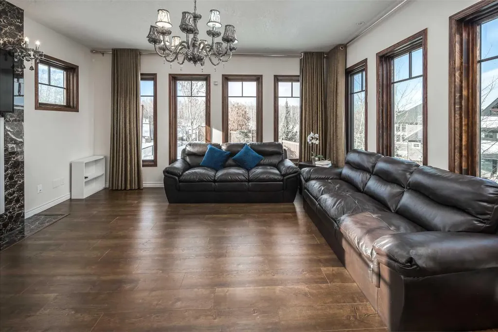 5 Elveden Point SW Calgary AB T3H 3X8