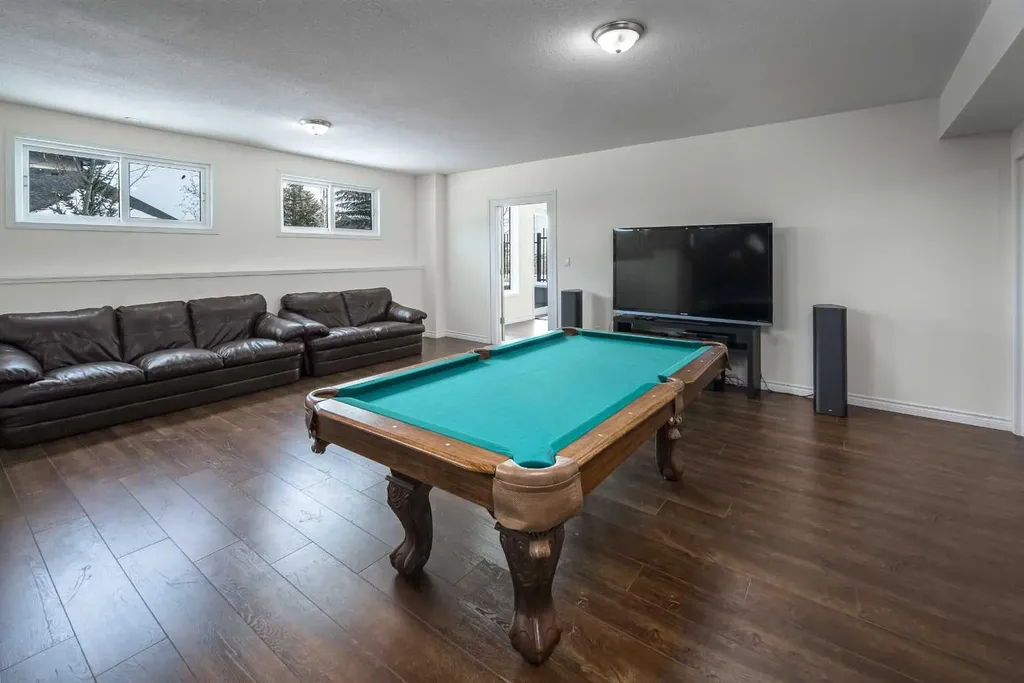 5 Elveden Point SW Calgary AB T3H 3X8