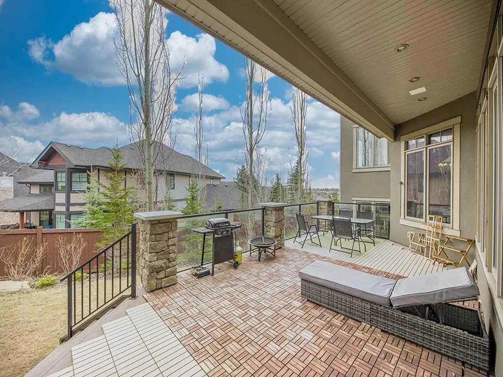 5 Elveden Point SW Calgary AB T3H 3X8