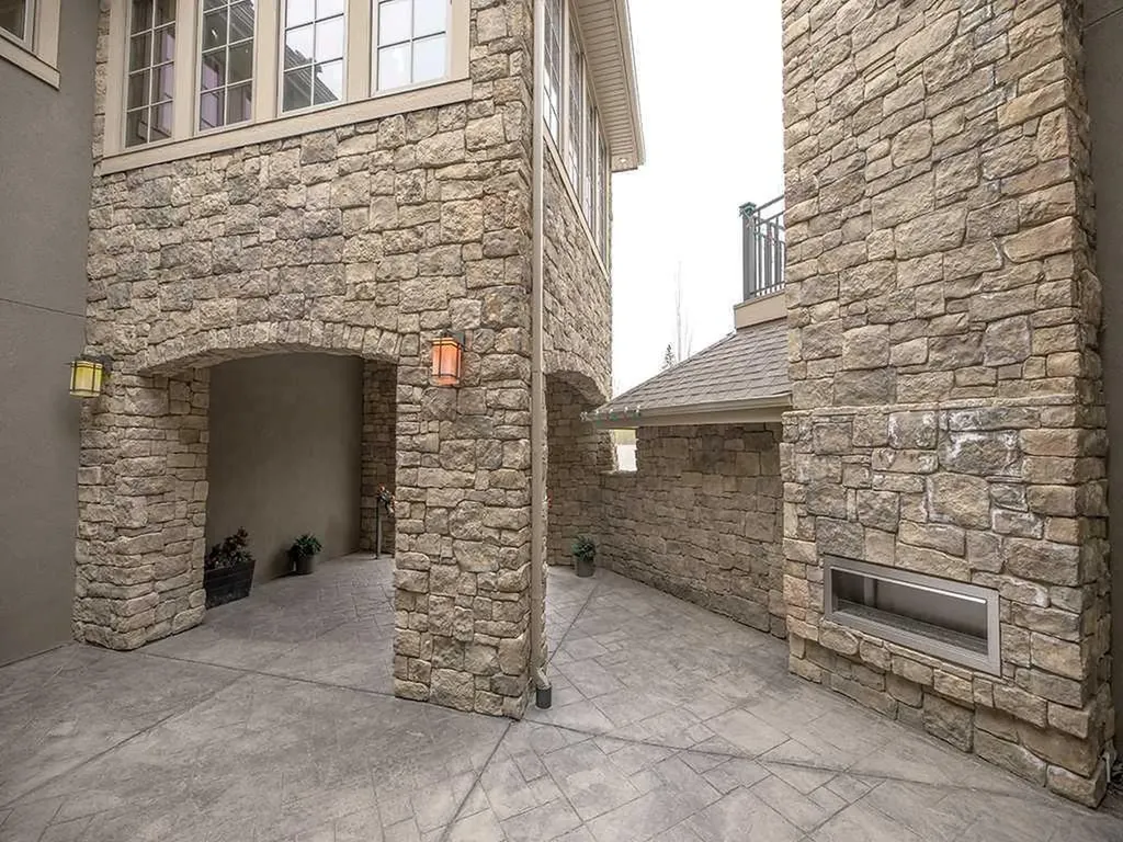 5 Elveden Point SW Calgary AB T3H 3X8