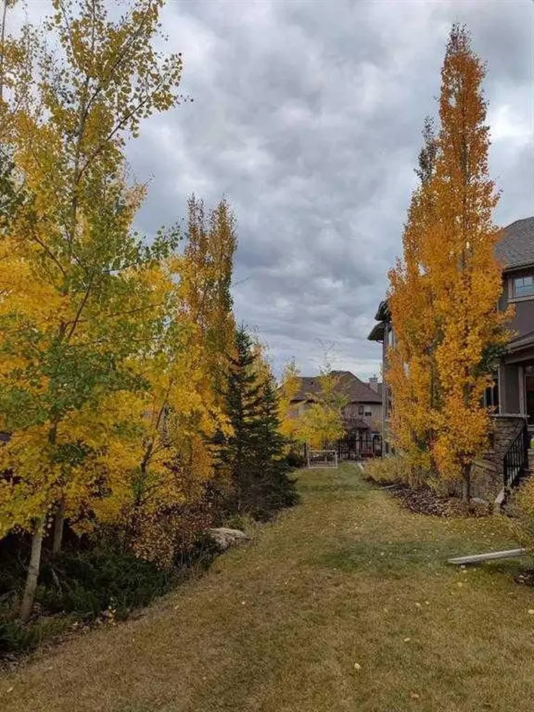 5 Elveden Point SW Calgary AB T3H 3X8