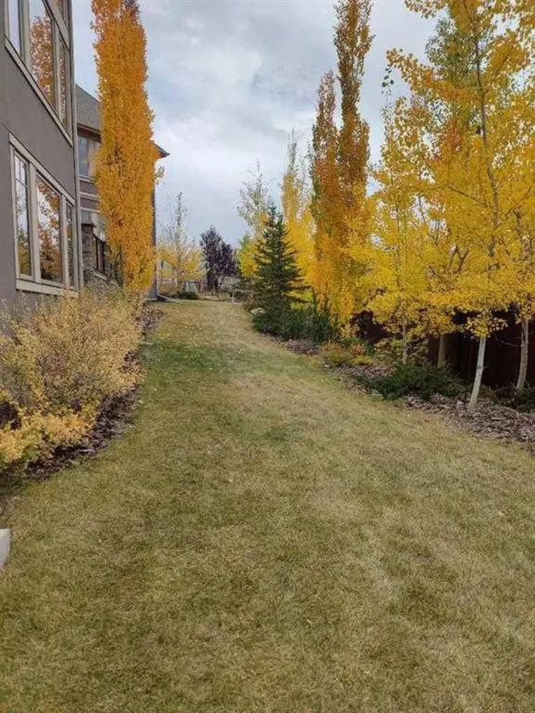 5 Elveden Point SW Calgary AB T3H 3X8