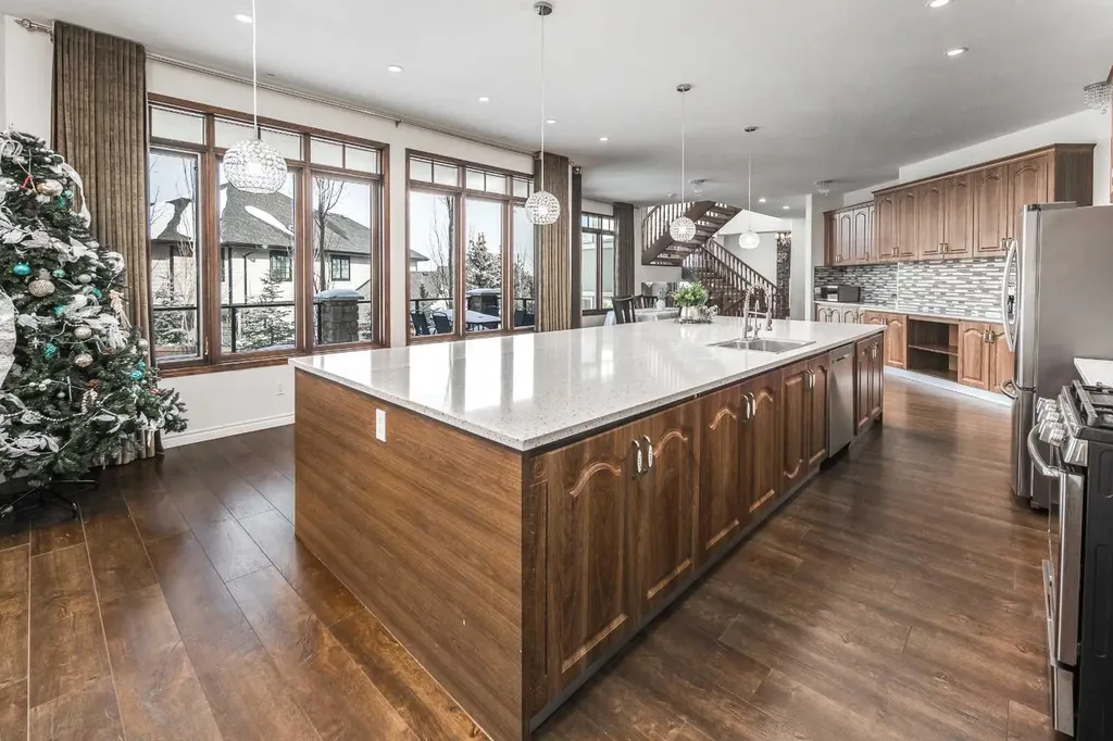 5 Elveden Point SW Calgary AB T3H 3X8