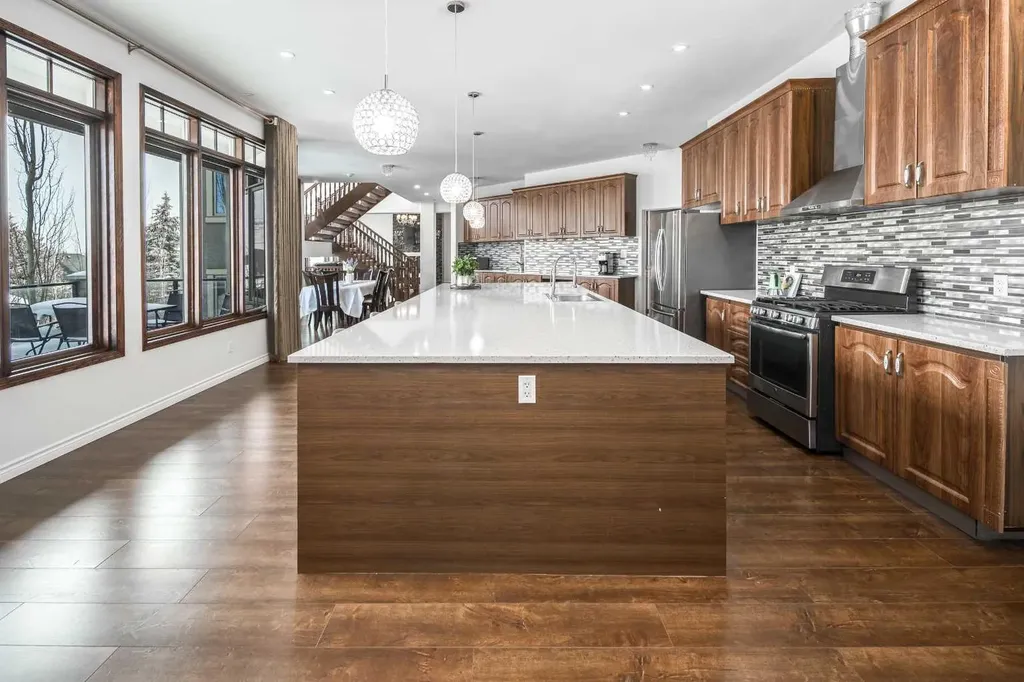 5 Elveden Point SW Calgary AB T3H 3X8