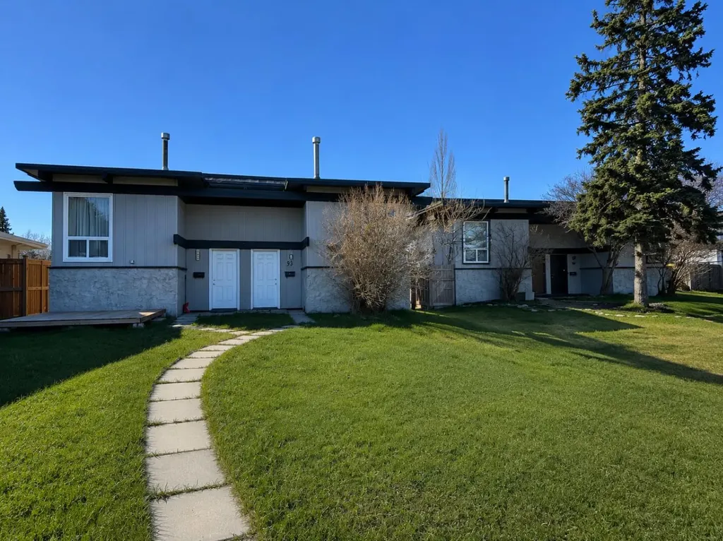 92 Queen Isabella Close SE Calgary AB T2J 3R1