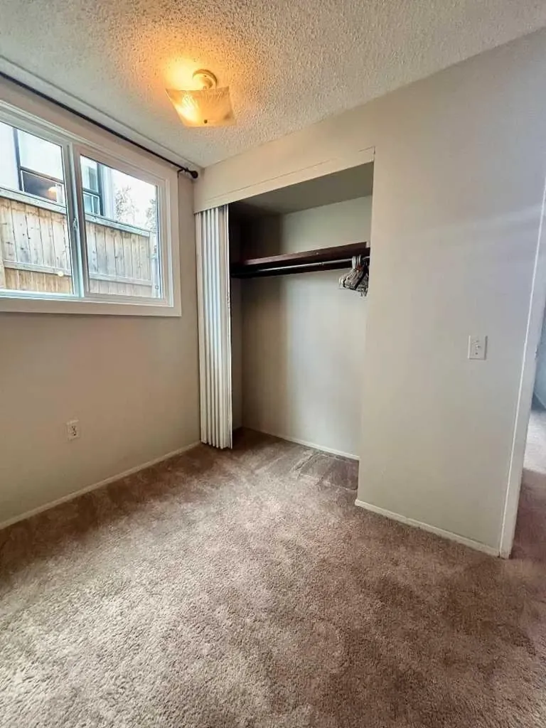 92 Queen Isabella Close SE Calgary AB T2J 3R1