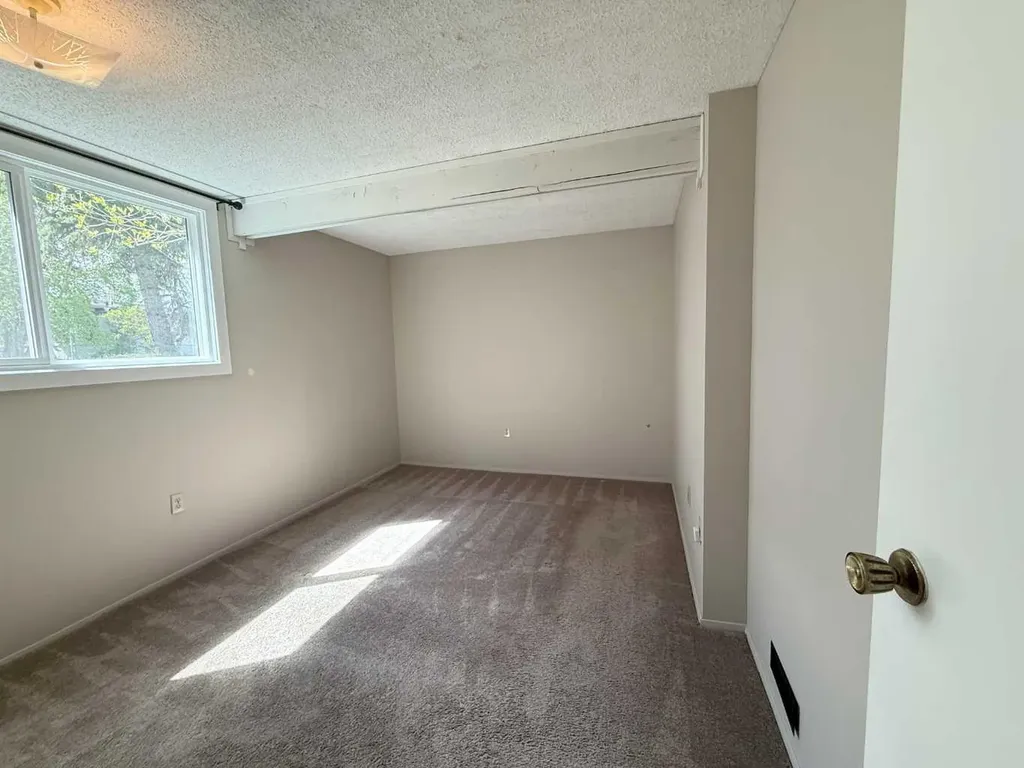 92 Queen Isabella Close SE Calgary AB T2J 3R1