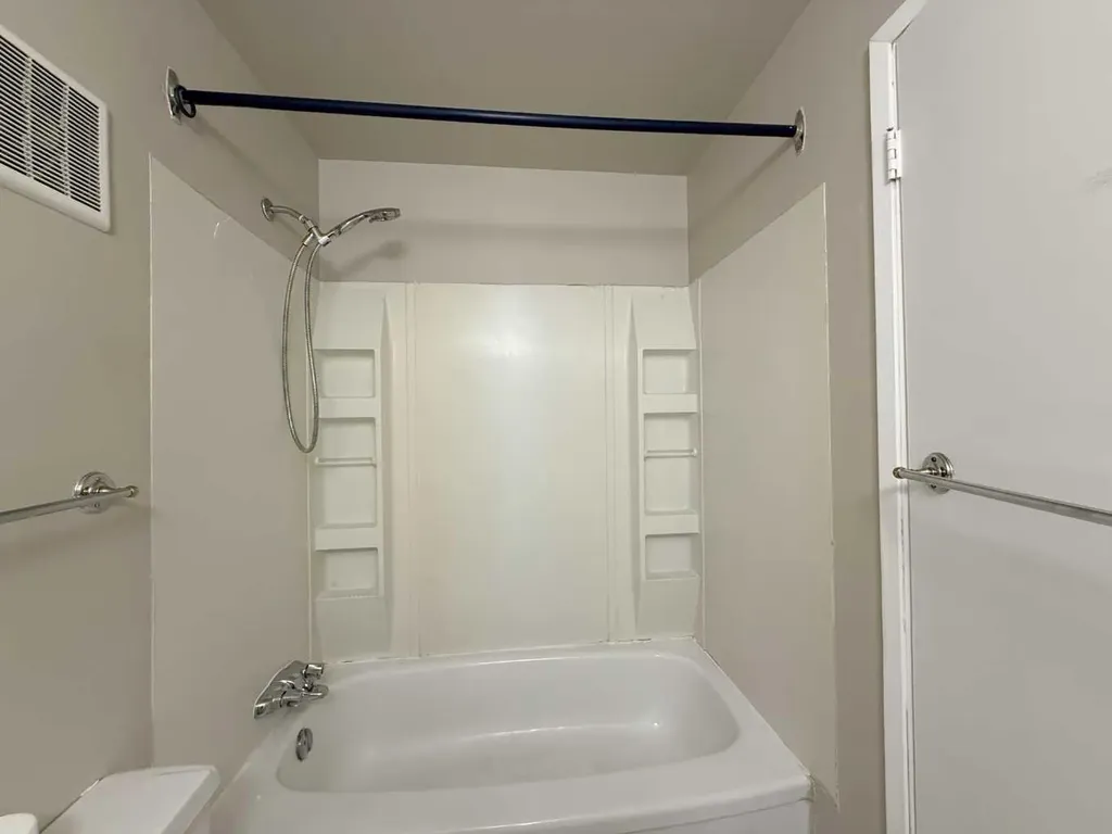 92 Queen Isabella Close SE Calgary AB T2J 3R1