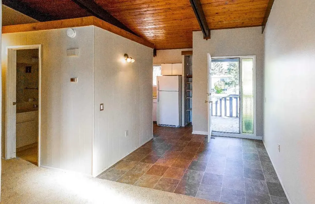 92 Queen Isabella Close SE Calgary AB T2J 3R1