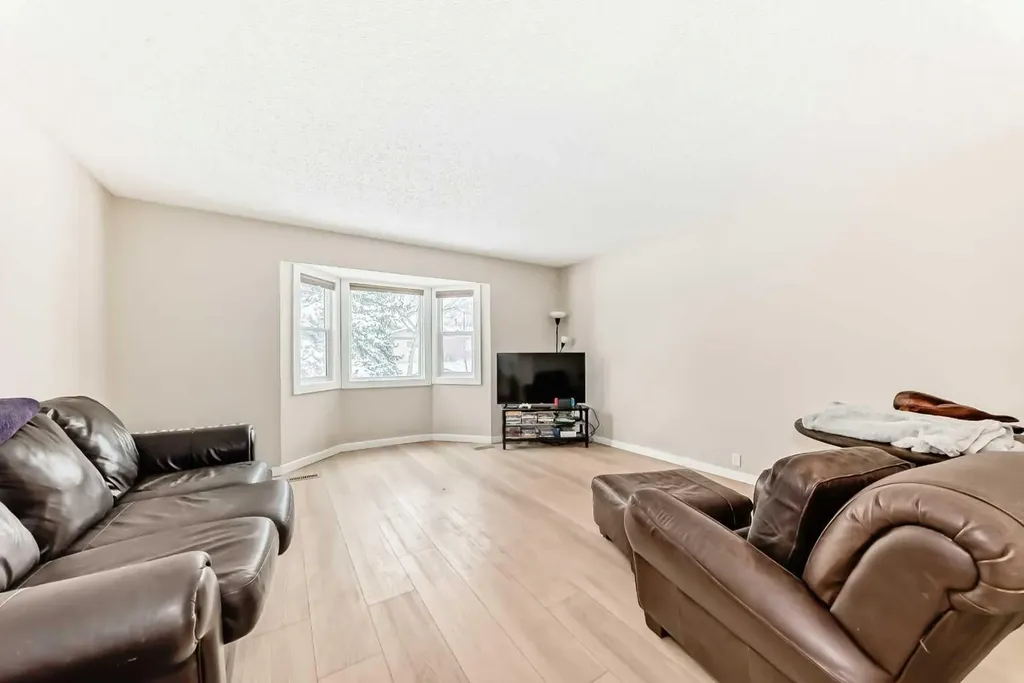139 Bermuda Drive NW Calgary AB T3K 1H6