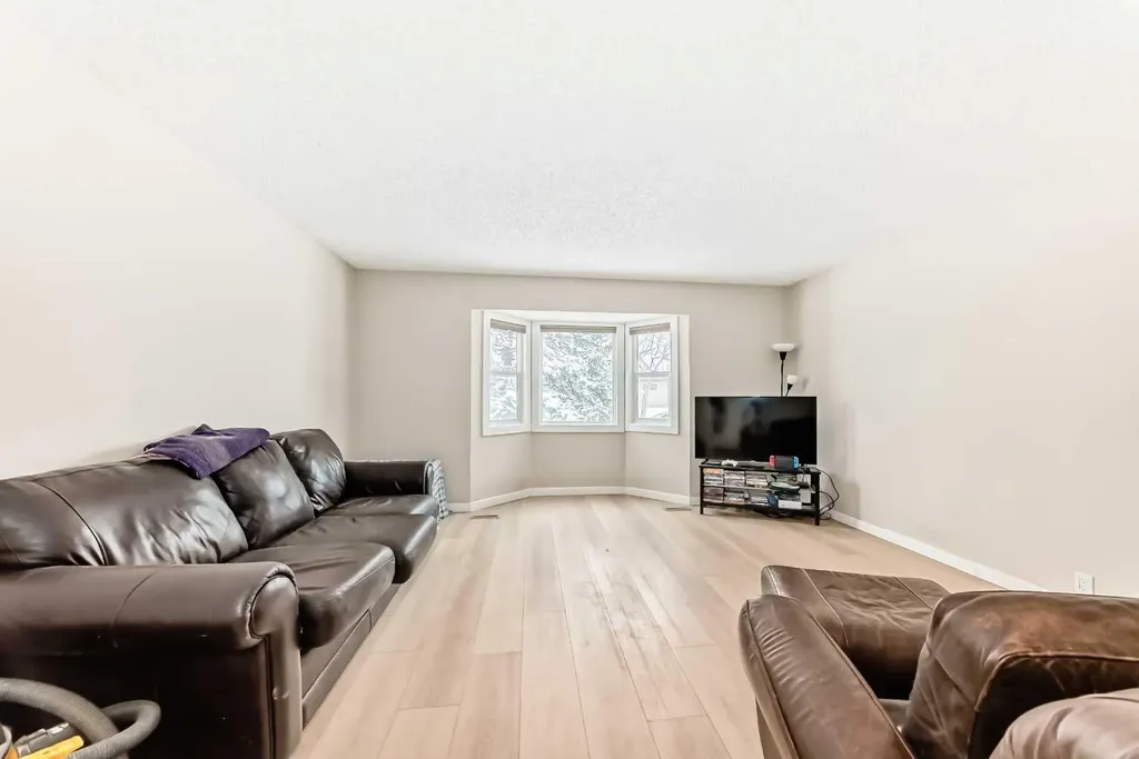 139 Bermuda Drive NW Calgary AB T3K 1H6