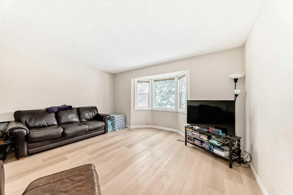 139 Bermuda Drive NW Calgary AB T3K 1H6