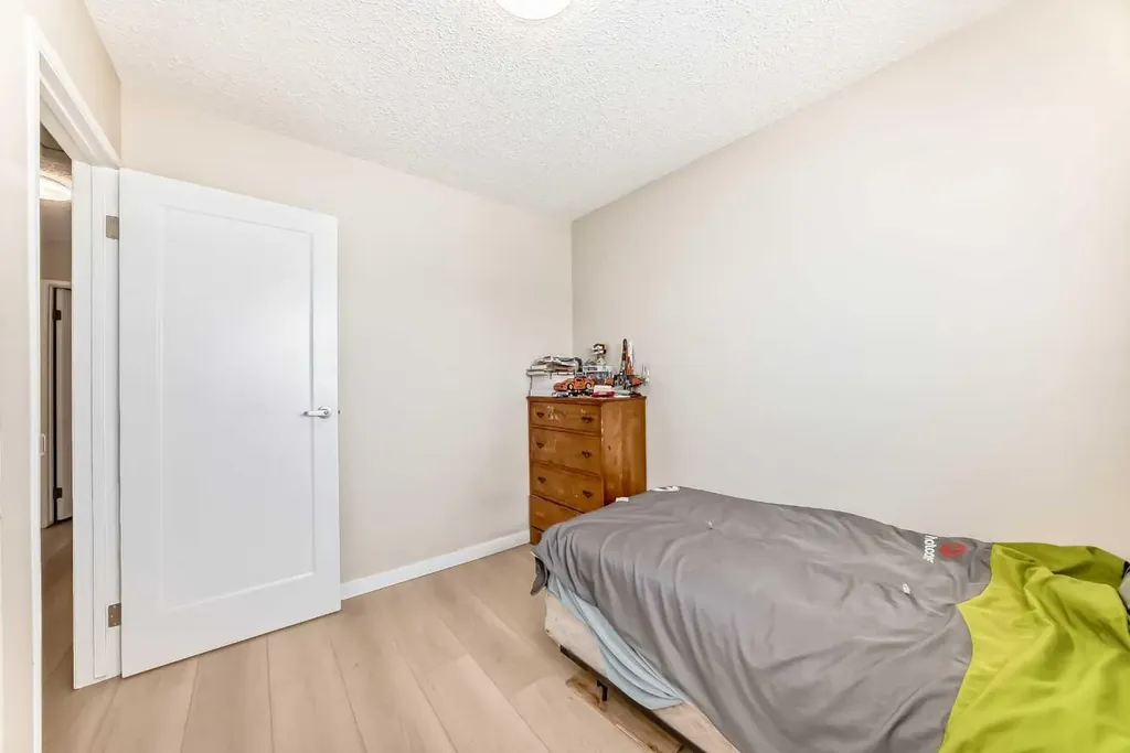 139 Bermuda Drive NW Calgary AB T3K 1H6