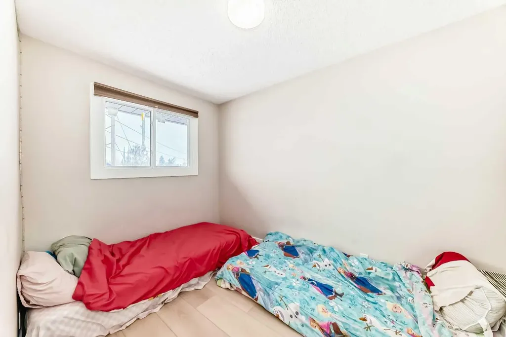 139 Bermuda Drive NW Calgary AB T3K 1H6