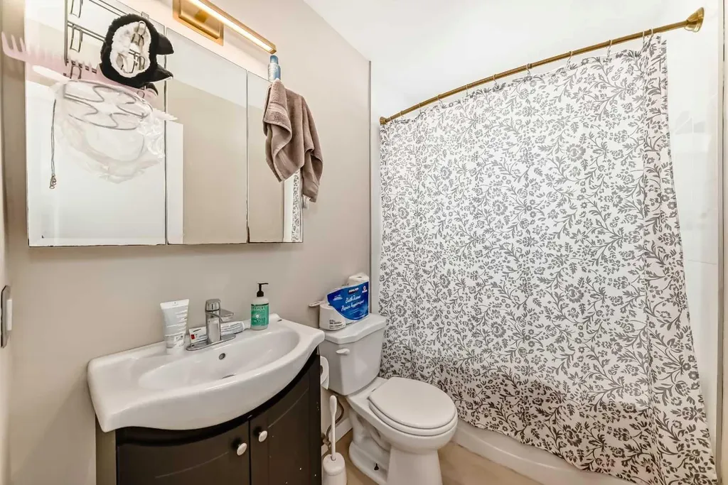 139 Bermuda Drive NW Calgary AB T3K 1H6