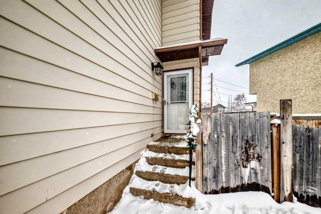139 Bermuda Drive NW Calgary AB T3K 1H6