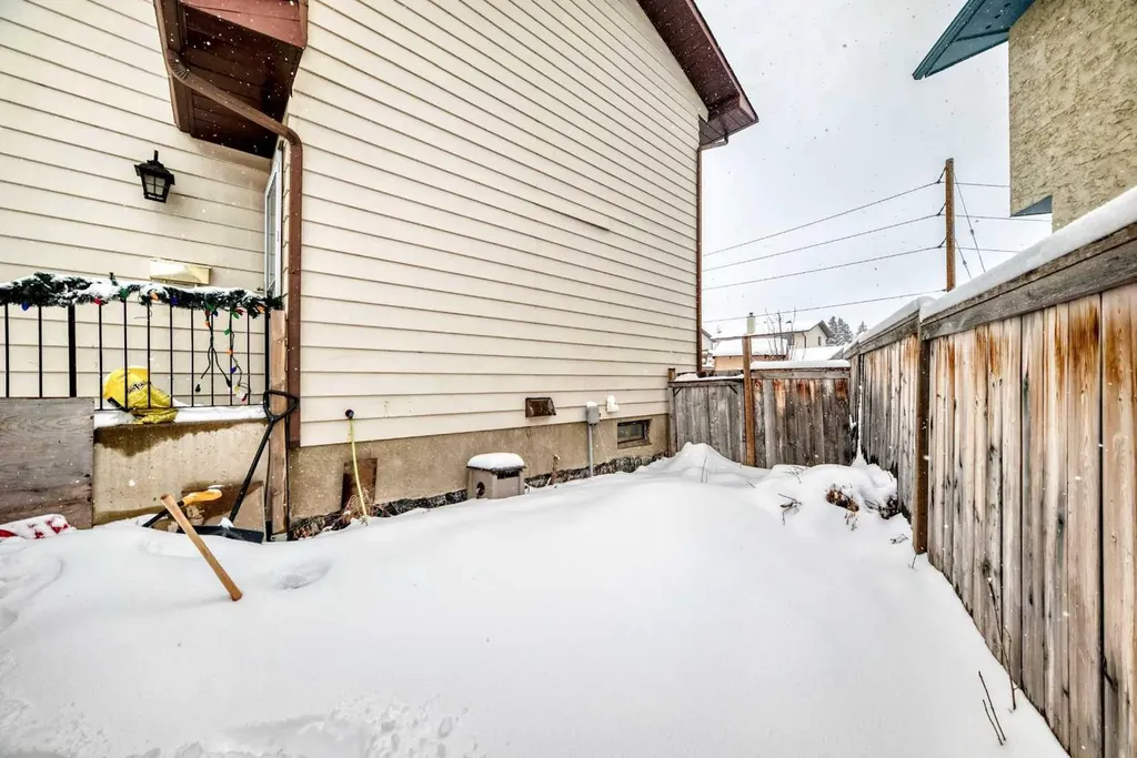 139 Bermuda Drive NW Calgary AB T3K 1H6