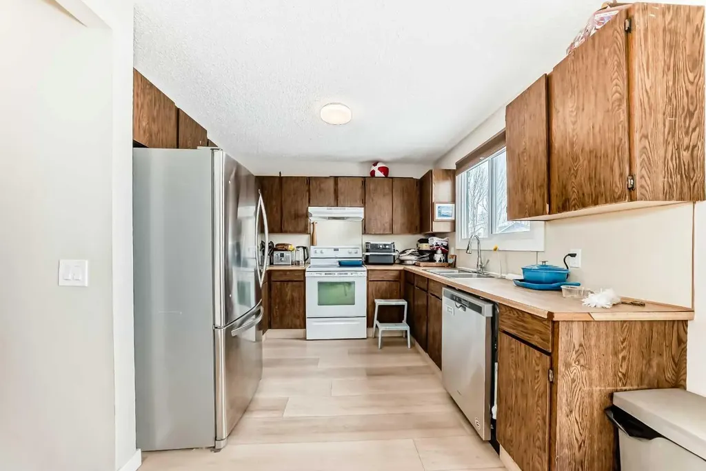 139 Bermuda Drive NW Calgary AB T3K 1H6