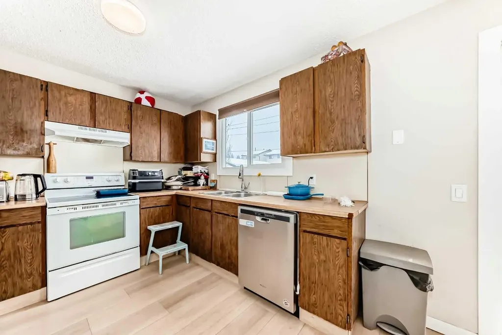 139 Bermuda Drive NW Calgary AB T3K 1H6