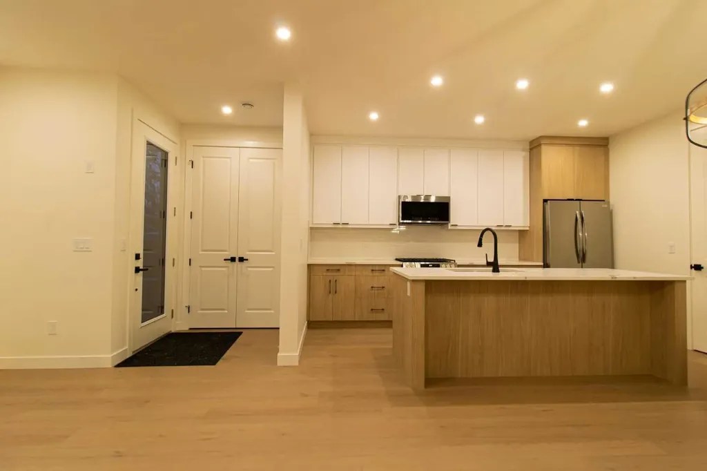 1512 21 Avenue NW Calgary AB T2M 1L8