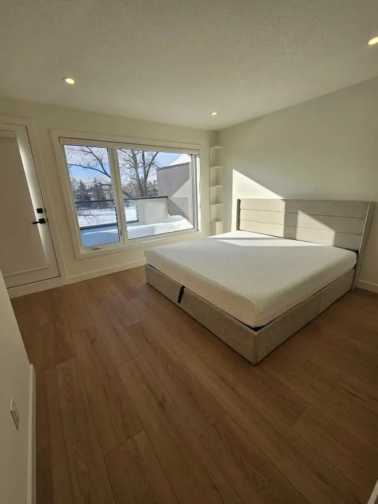 1512 21 Avenue NW Calgary AB T2M 1L8