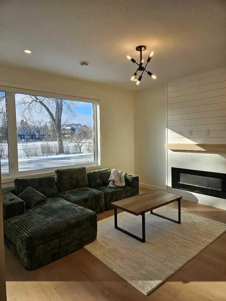 1512 21 Avenue NW Calgary AB T2M 1L8