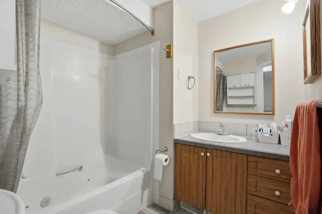 107 Pinemont Bay NE Calgary AB T1Y 2V7