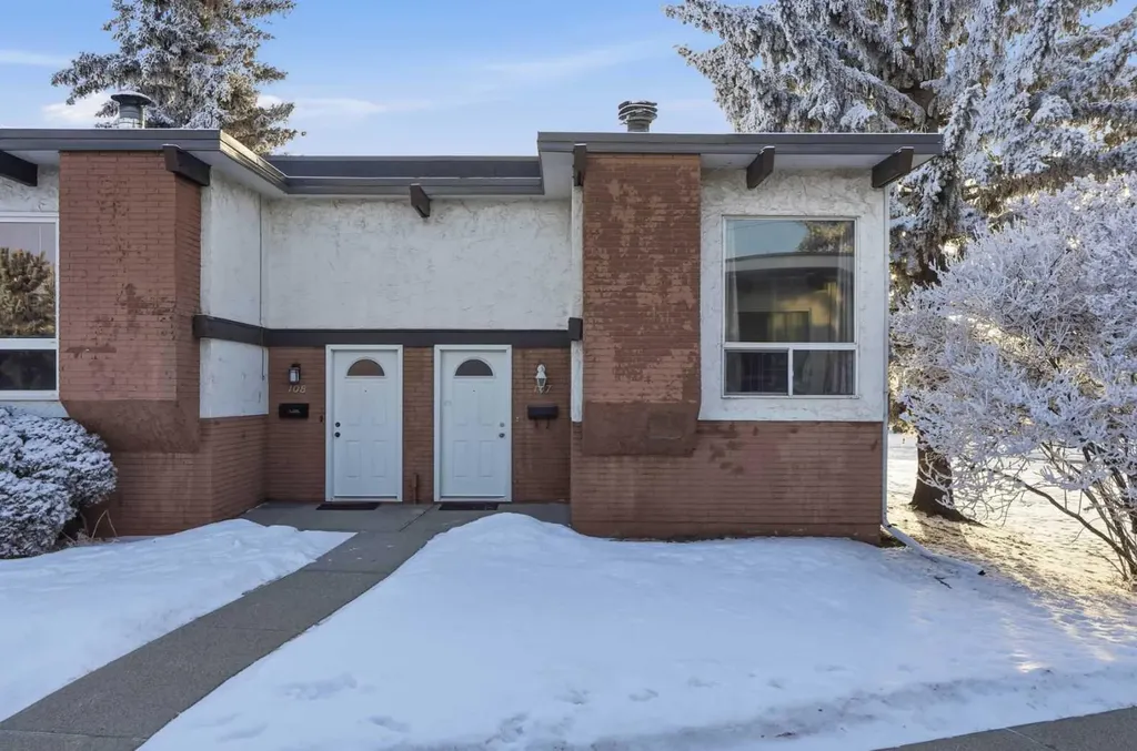 107 Pinemont Bay NE Calgary AB T1Y 2V7