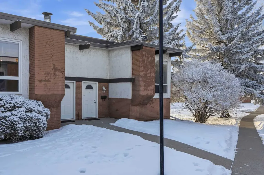 107 Pinemont Bay NE Calgary AB T1Y 2V7