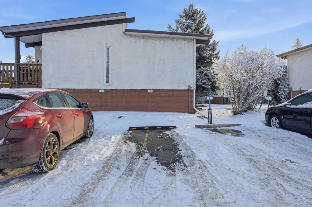 107 Pinemont Bay NE Calgary AB T1Y 2V7