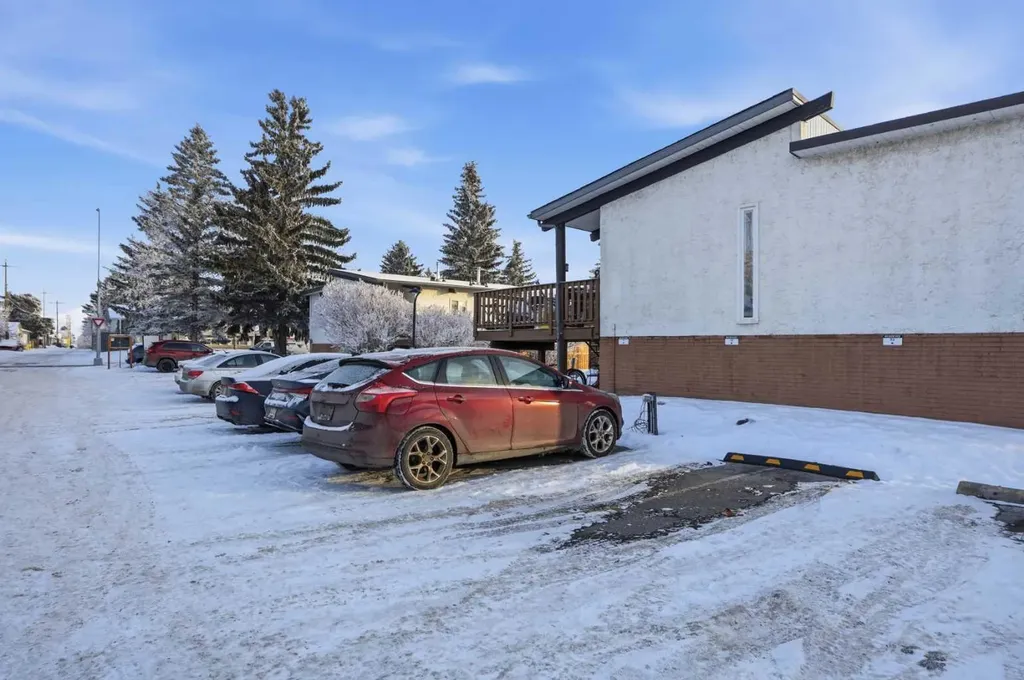 107 Pinemont Bay NE Calgary AB T1Y 2V7