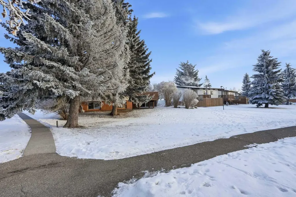 107 Pinemont Bay NE Calgary AB T1Y 2V7