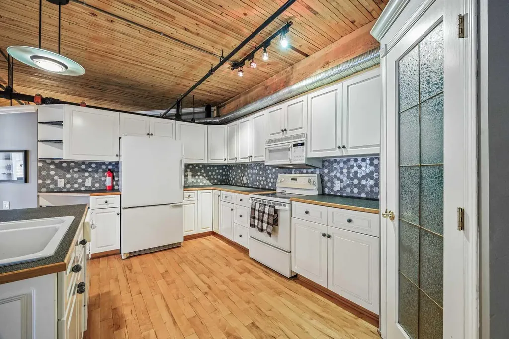 535 10 Avenue SW Calgary AB T2R 0A8