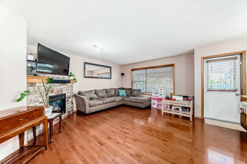 16062 Everstone Road SW Calgary AB T2Y 4J7