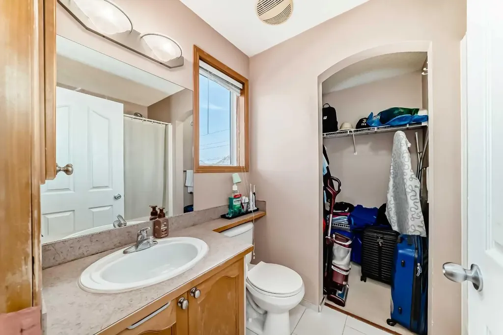16062 Everstone Road SW Calgary AB T2Y 4J7