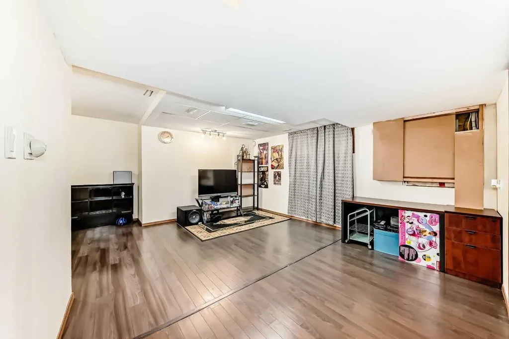 16062 Everstone Road SW Calgary AB T2Y 4J7