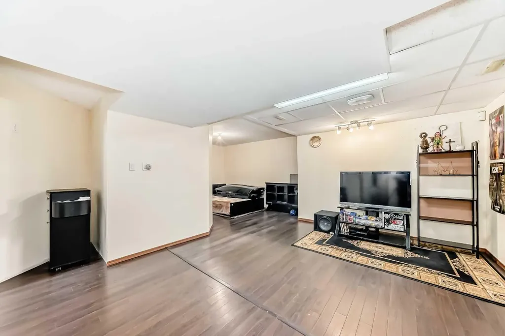 16062 Everstone Road SW Calgary AB T2Y 4J7