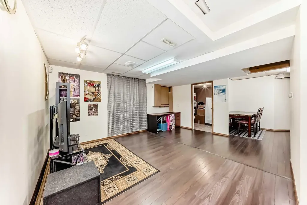 16062 Everstone Road SW Calgary AB T2Y 4J7